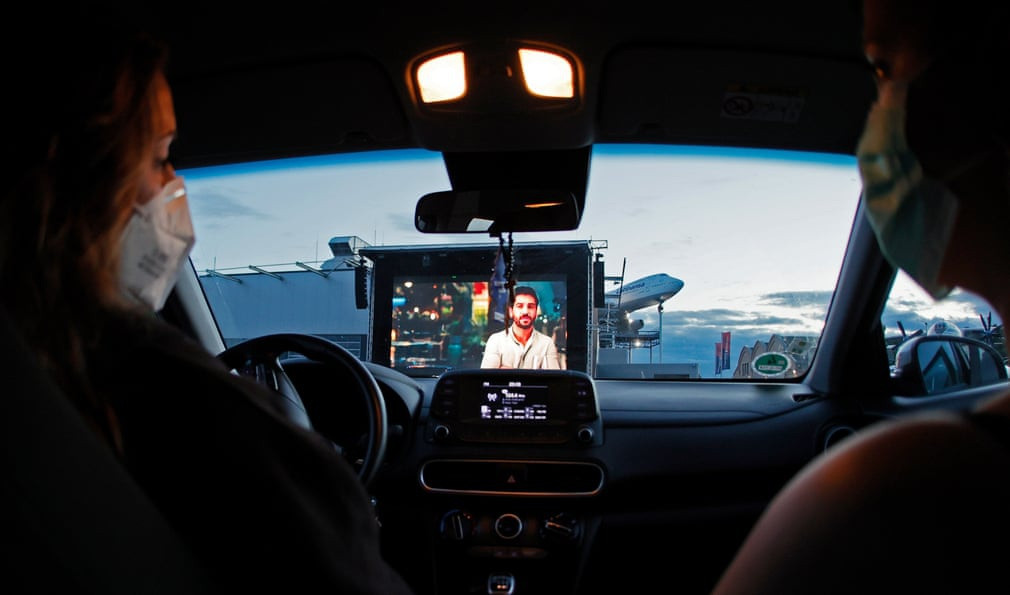 Ngồi ôtô riêng xem phim ở rạp ngoài trời thời dịch COVID-19 gây 'sốt' ảnh 7