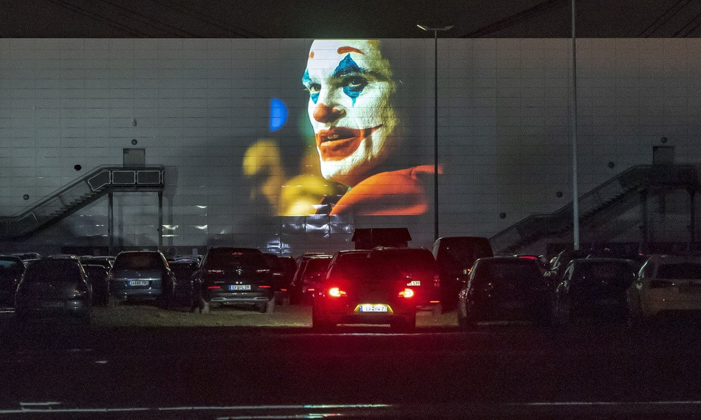 Ngồi ôtô riêng xem phim ở rạp ngoài trời thời dịch COVID-19 gây 'sốt' ảnh 6