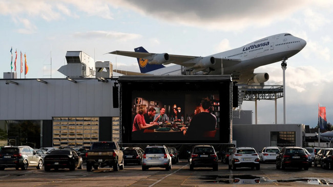 Ngồi ôtô riêng xem phim ở rạp ngoài trời thời dịch COVID-19 gây 'sốt' ảnh 9