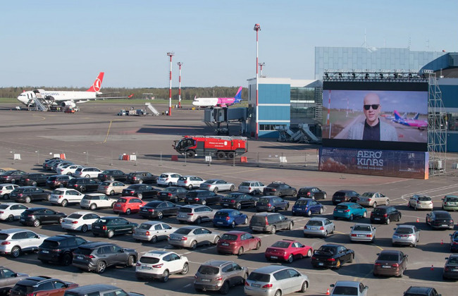 Ngồi ôtô riêng xem phim ở rạp ngoài trời thời dịch COVID-19 gây 'sốt' ảnh 2