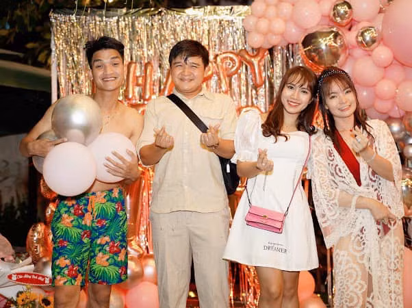 Bạn gái Mạc Văn Khoa mặc váy xẻ gợi cảm trong tiệc sinh nhật ảnh 6