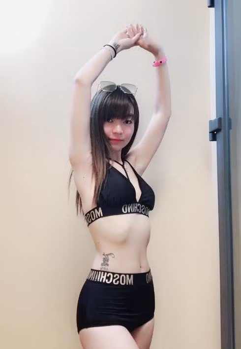 Bạn gái Mạc Văn Khoa mặc váy xẻ gợi cảm trong tiệc sinh nhật ảnh 8