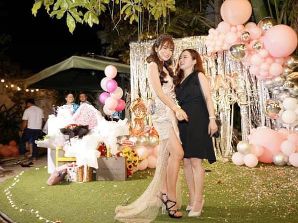 Bạn gái Mạc Văn Khoa mặc váy xẻ gợi cảm trong tiệc sinh nhật ảnh 4