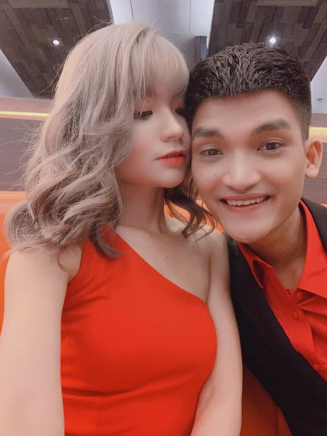 Bạn gái Mạc Văn Khoa mặc váy xẻ gợi cảm trong tiệc sinh nhật ảnh 12