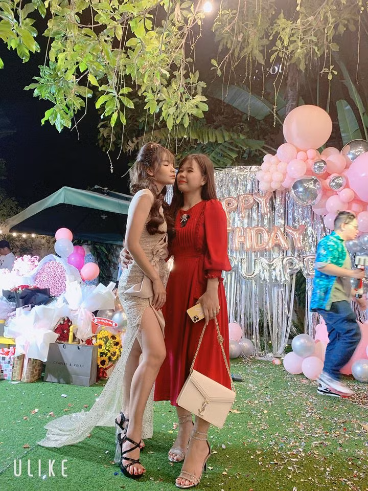 Bạn gái Mạc Văn Khoa mặc váy xẻ gợi cảm trong tiệc sinh nhật ảnh 10