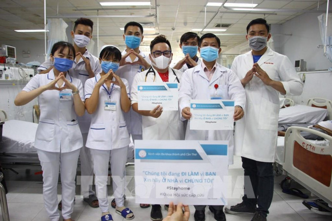 Thông điệp 'Chúng tôi đi làm vì bạn, bạn ở nhà vì chúng tôi' gây xúc động toàn cầu ảnh 13