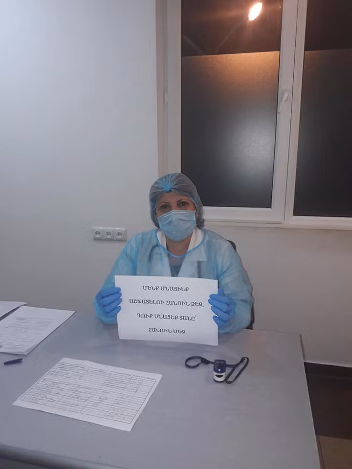Thông điệp 'Chúng tôi đi làm vì bạn, bạn ở nhà vì chúng tôi' gây xúc động toàn cầu ảnh 6