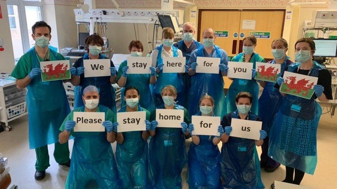 Thông điệp 'Chúng tôi đi làm vì bạn, bạn ở nhà vì chúng tôi' gây xúc động toàn cầu ảnh 7