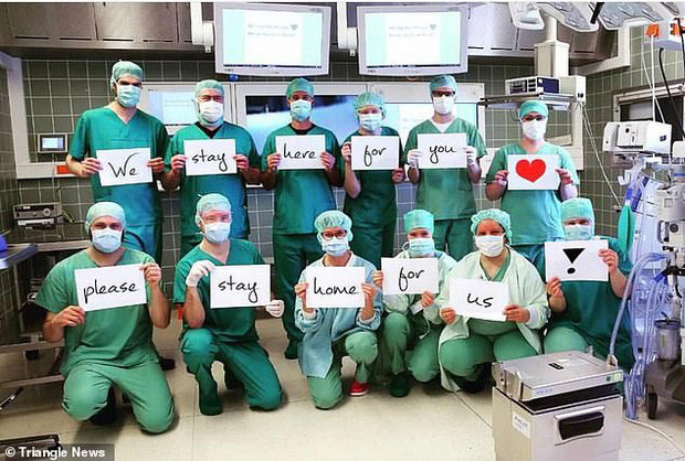 Thông điệp 'Chúng tôi đi làm vì bạn, bạn ở nhà vì chúng tôi' gây xúc động toàn cầu ảnh 8
