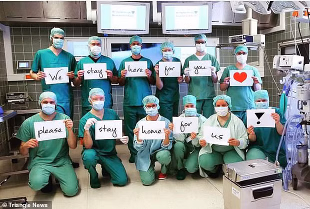 Thông điệp 'Chúng tôi đi làm vì bạn, bạn ở nhà vì chúng tôi' gây xúc động toàn cầu ảnh 8