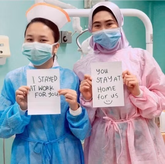 Thông điệp 'Chúng tôi đi làm vì bạn, bạn ở nhà vì chúng tôi' gây xúc động toàn cầu ảnh 11