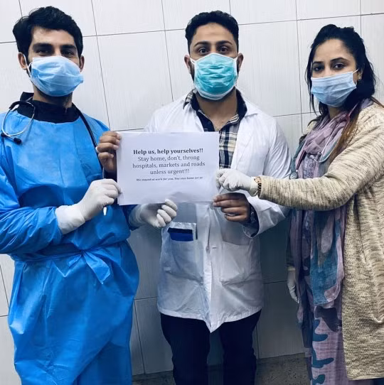 Thông điệp 'Chúng tôi đi làm vì bạn, bạn ở nhà vì chúng tôi' gây xúc động toàn cầu ảnh 20