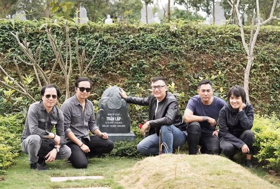 Showbiz 1/3: Xúc động hình ảnh ban nhạc Bức Tường viếng mộ cố nhạc sĩ Trần Lập ảnh 1