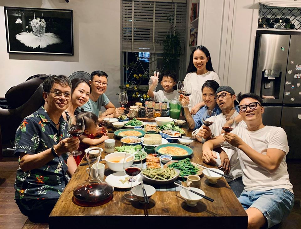 Sao Việt 30 Tết: BTV Quang Minh ăn tất niên 'theo hiến pháp và pháp luật' ảnh 13