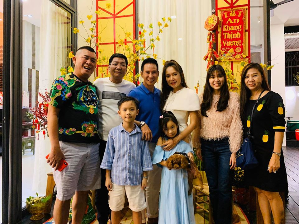 Sao Việt 30 Tết: BTV Quang Minh ăn tất niên 'theo hiến pháp và pháp luật' ảnh 5