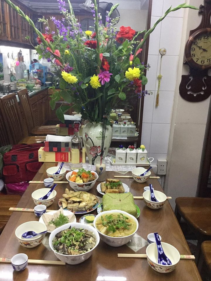 Sao Việt 30 Tết: BTV Quang Minh ăn tất niên 'theo hiến pháp và pháp luật' ảnh 12