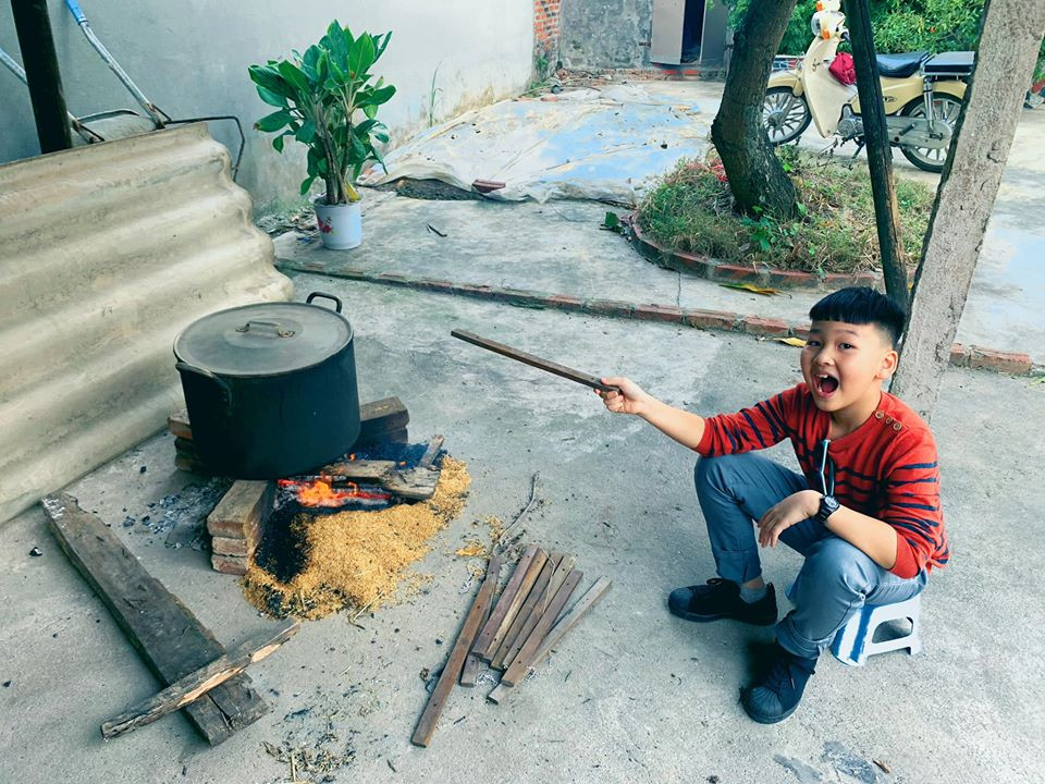 Sao Việt 30 Tết: BTV Quang Minh ăn tất niên 'theo hiến pháp và pháp luật' ảnh 11