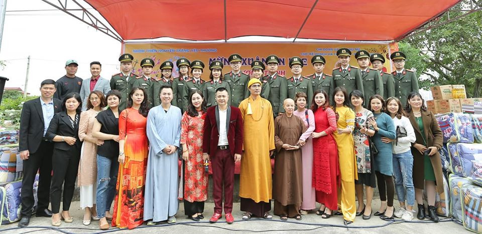 Sao Việt 30 Tết: BTV Quang Minh ăn tất niên 'theo hiến pháp và pháp luật' ảnh 8