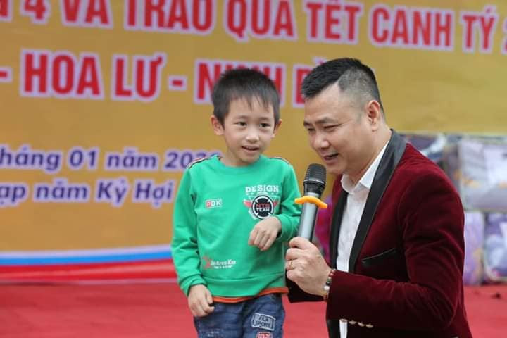 Sao Việt 30 Tết: BTV Quang Minh ăn tất niên 'theo hiến pháp và pháp luật' ảnh 7