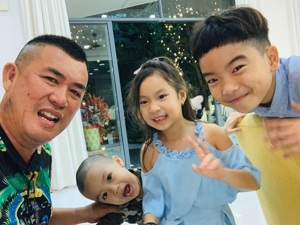 Sao Việt 30 Tết: BTV Quang Minh ăn tất niên 'theo hiến pháp và pháp luật' ảnh 4