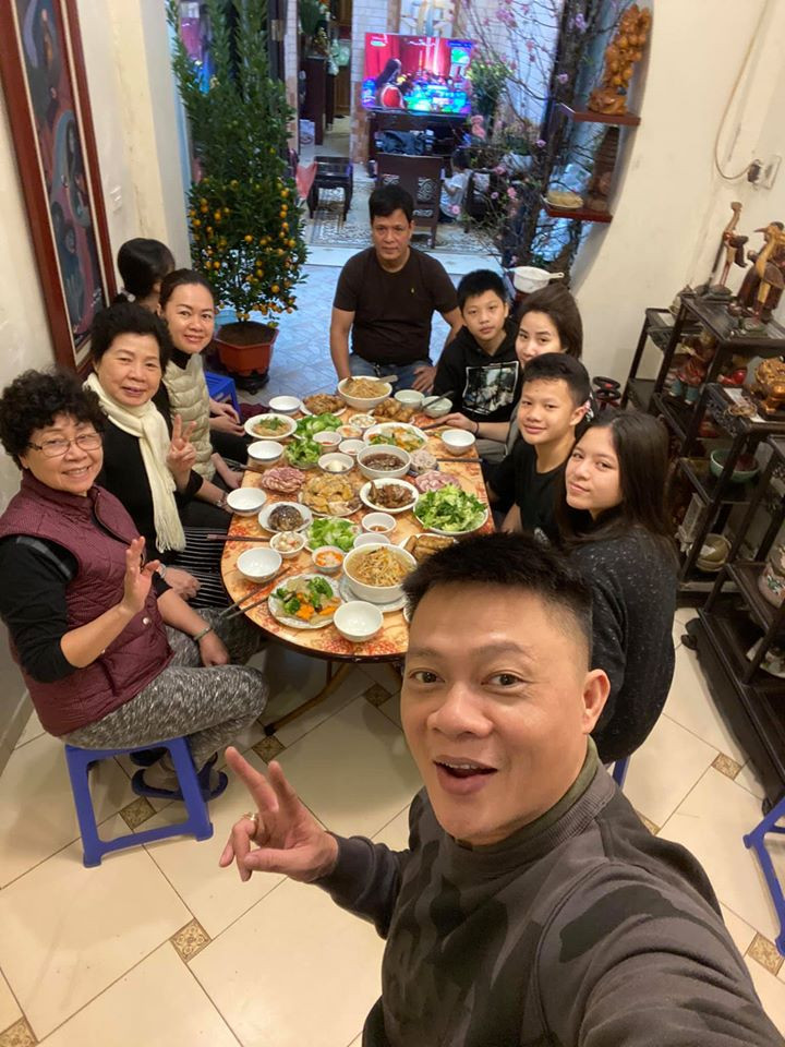 Sao Việt 30 Tết: BTV Quang Minh ăn tất niên 'theo hiến pháp và pháp luật' ảnh 3