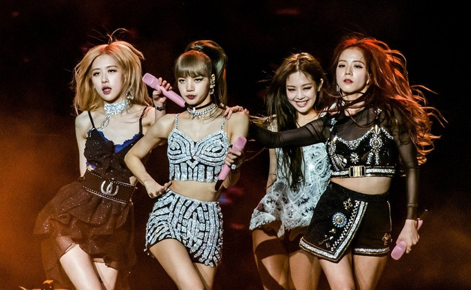 Kênh truyền hình Ấn Độ gây phẫn nộ vì minh họa Black Pink cho vũ công thoát y đám tang ảnh 2