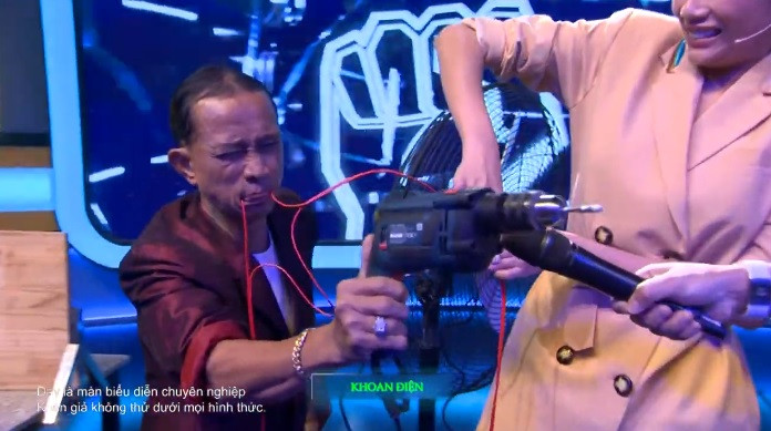 Suýt chết vì nâng người nặng 81kg bằng yết hầu, “dị nhân” ôm vợ khóc nức nở ảnh 3