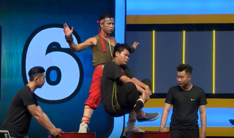 Suýt chết vì nâng người nặng 81kg bằng yết hầu, “dị nhân” ôm vợ khóc nức nở ảnh 1