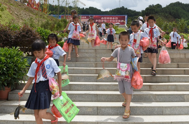 Học sinh nhận thưởng cá chép, giáo viên được tặng chân giò ảnh 2