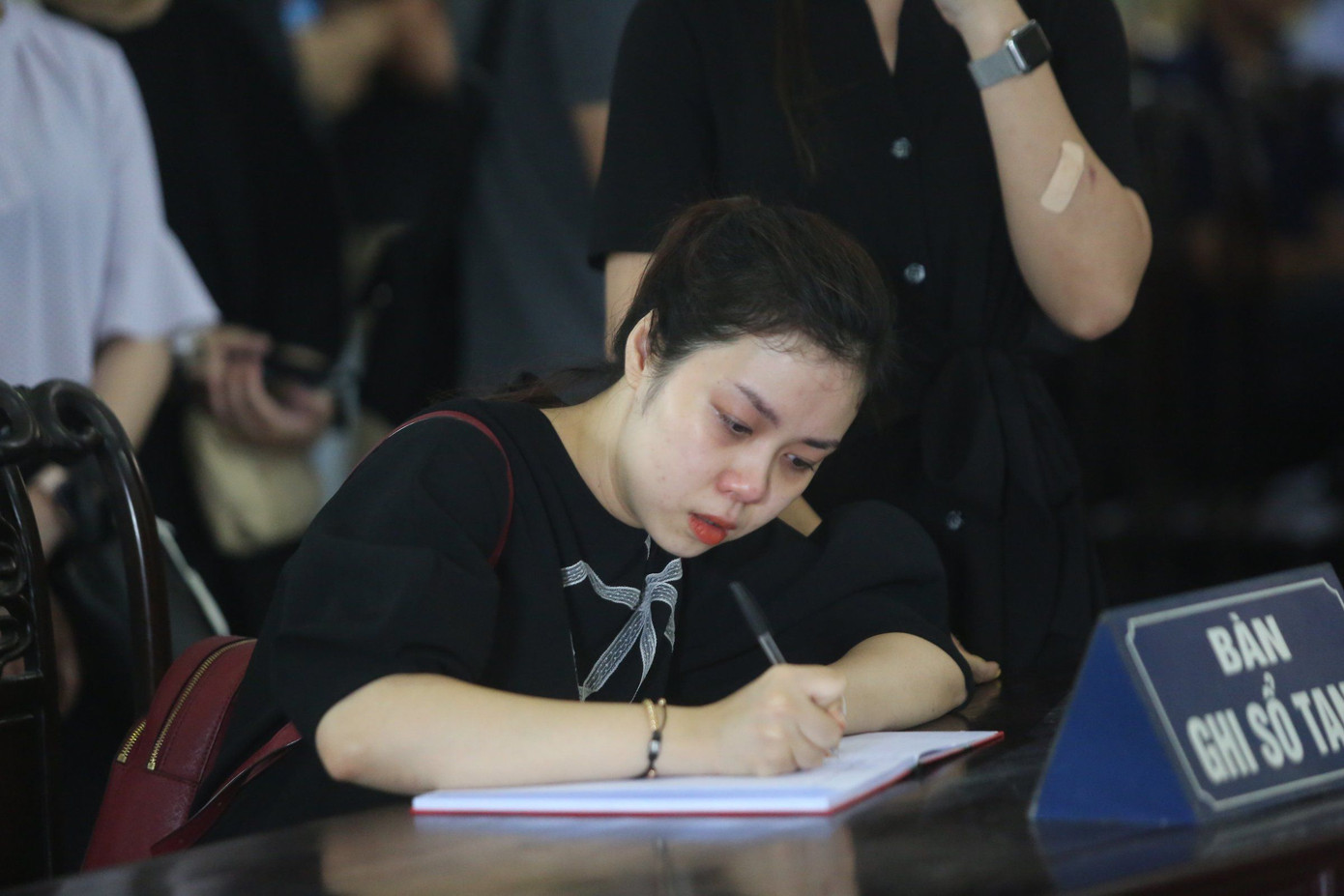 Đám tang phủ toàn hoa trắng của MC Thể thao Diệu Linh ảnh 7