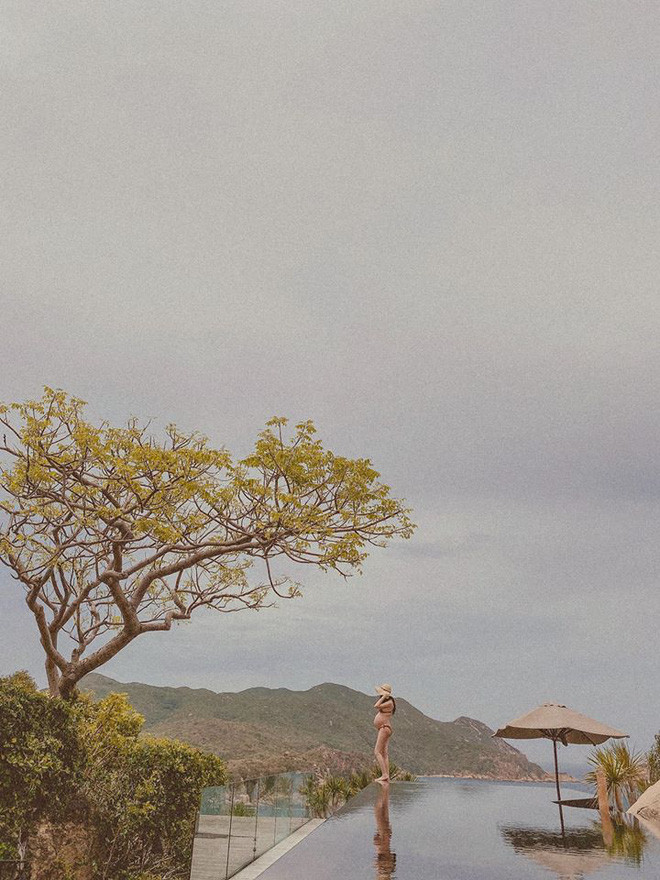 Được nhắc nguy hiểm khi chụp ảnh bầu bên mép bể bơi vô cực, Đàm Thu Trang phản ứng gì? ảnh 1