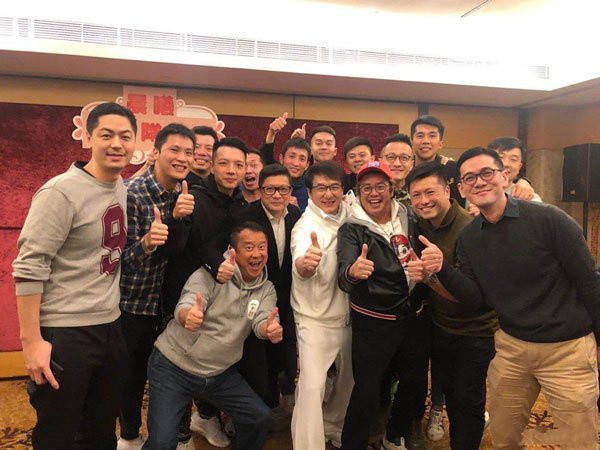 Showbiz 24/2: Bốn người tham gia bữa tiệc của Thành Long bị nhiễm Covid-19 ảnh 1