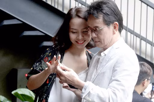 Nhạc sĩ Đức Huy chia sẻ vẫn muốn có thêm con với vợ kém 44 tuổi ảnh 2
