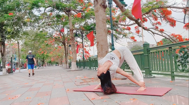 Cặp đôi Yoga Hải Phòng trình diễn điệu nghệ trên con đường hoa phượng vĩ ảnh 2
