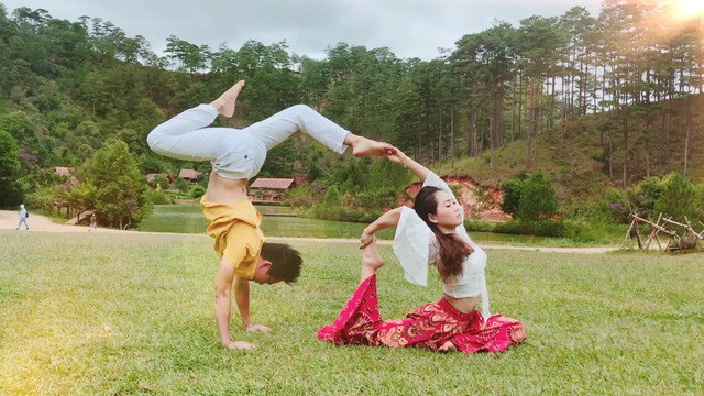Cặp đôi Yoga Hải Phòng trình diễn điệu nghệ trên con đường hoa phượng vĩ ảnh 11