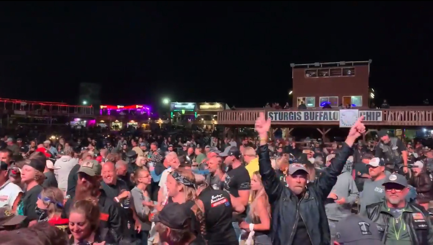 Hàng nghìn người không đeo khẩu trang, đứng hò hét trong đêm nhạc giữa đại dịch COVID-19 ảnh 1