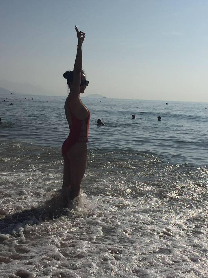 Lần hiếm hoi Hồng Diễm khoe ảnh diện bikini cắt xẻ táo bạo ảnh 5