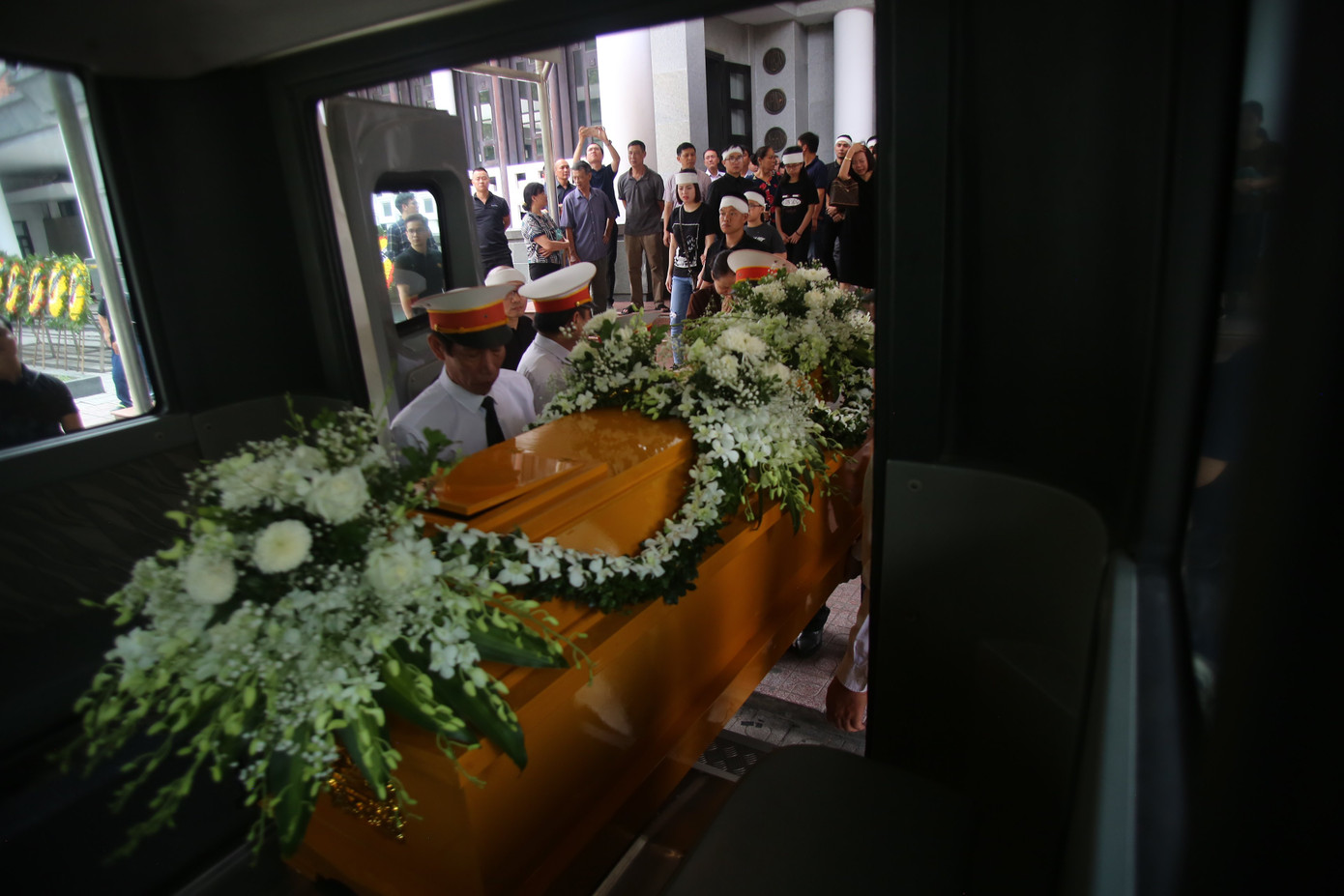 Đám tang phủ toàn hoa trắng của MC Thể thao Diệu Linh ảnh 21