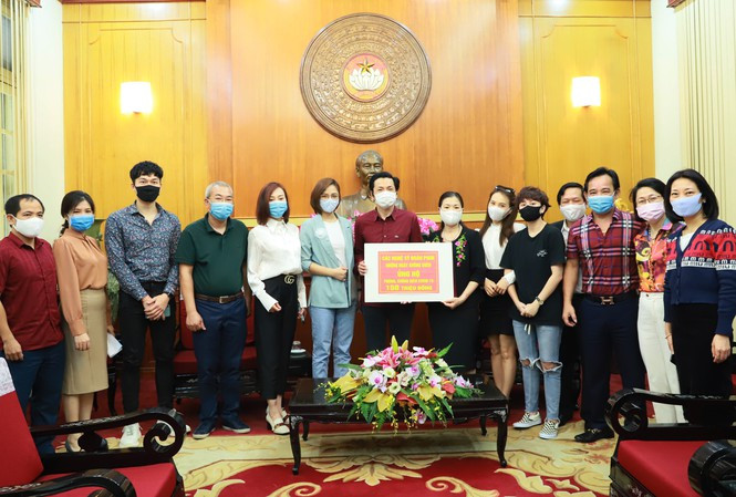 Showbiz 29/4: Tài tử 'Triệu phú ổ chuột' qua đời vì ung thư hiếm gặp ảnh 4