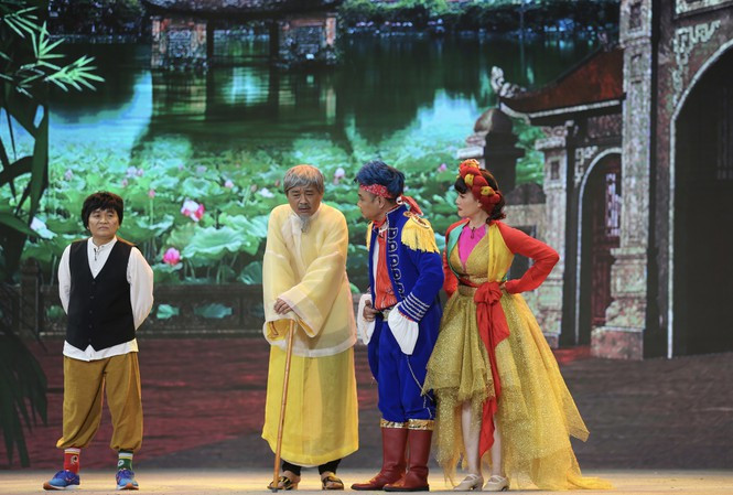 Showbiz 6/1: Vì sao bức ảnh chung của Chi Bảo và vợ cũ bị đem ra 'mổ xẻ'? ảnh 3