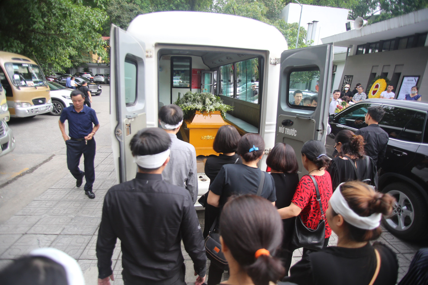 Đám tang phủ toàn hoa trắng của MC Thể thao Diệu Linh ảnh 20