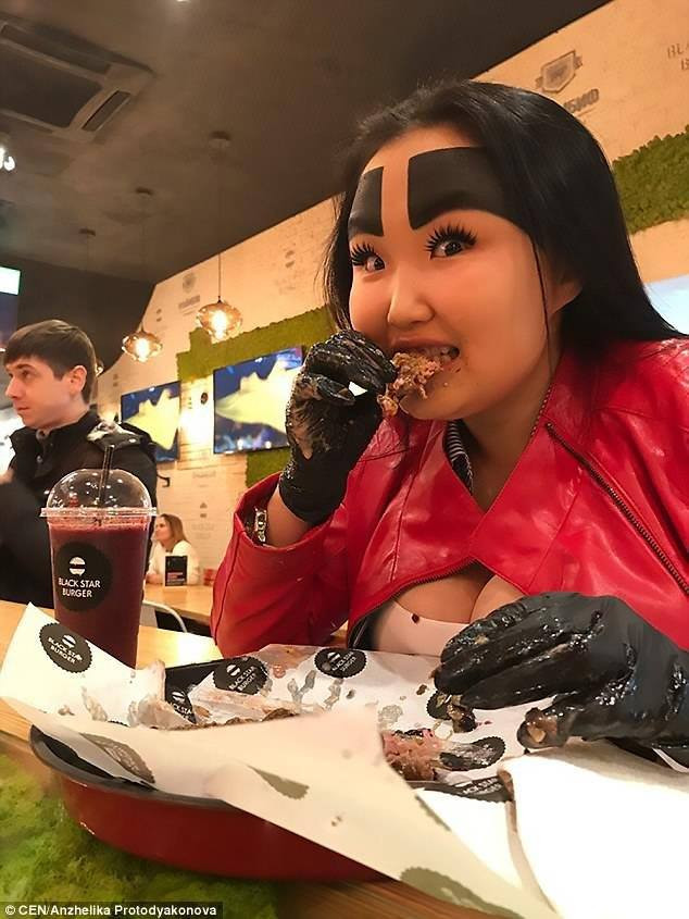 Cô gái có cặp lông mày 'siêu khổng lồ' nhất mạng xã hội và gương mặt thật gây bất ngờ ảnh 8