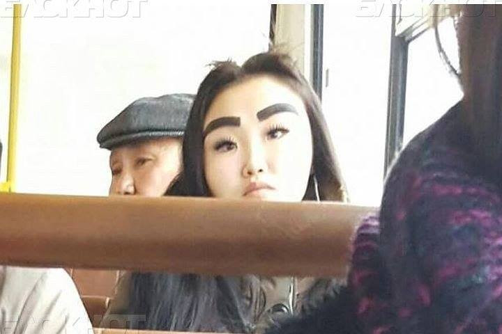 Cô gái có cặp lông mày 'siêu khổng lồ' nhất mạng xã hội và gương mặt thật gây bất ngờ ảnh 5