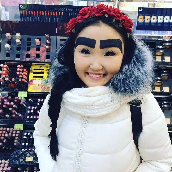 Cô gái có cặp lông mày 'siêu khổng lồ' nhất mạng xã hội và gương mặt thật gây bất ngờ ảnh 6