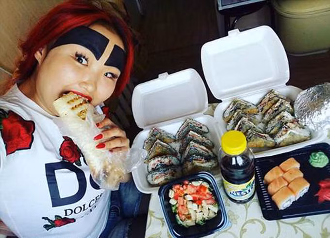 Cô gái có cặp lông mày 'siêu khổng lồ' nhất mạng xã hội và gương mặt thật gây bất ngờ ảnh 9