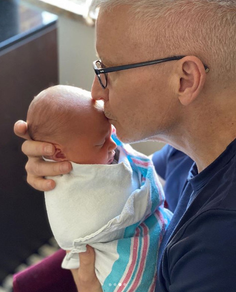 Trải nghiệm chăm con sơ sinh gây chú ý của MC đồng tính đài CNN ảnh 2