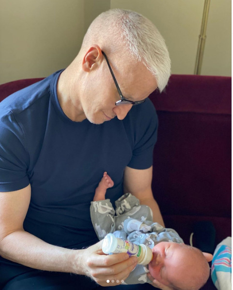 Trải nghiệm chăm con sơ sinh gây chú ý của MC đồng tính đài CNN ảnh 3