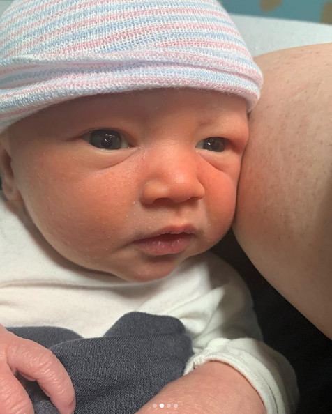 Trải nghiệm chăm con sơ sinh gây chú ý của MC đồng tính đài CNN ảnh 1