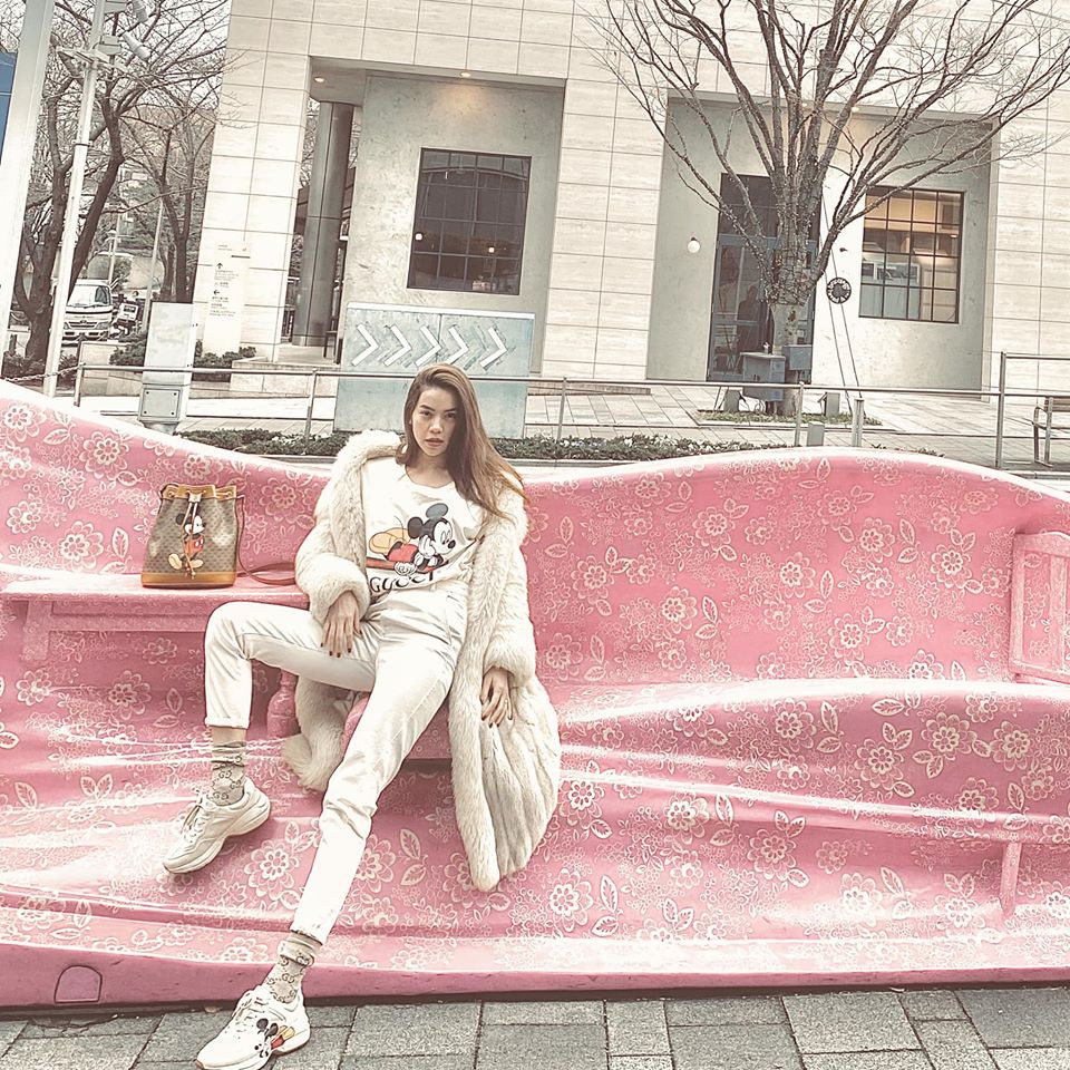 Sao Việt mùng 3 Tết: Sơn Tùng gây 'bão' mạng xã hội với 1 bức ảnh ảnh 7