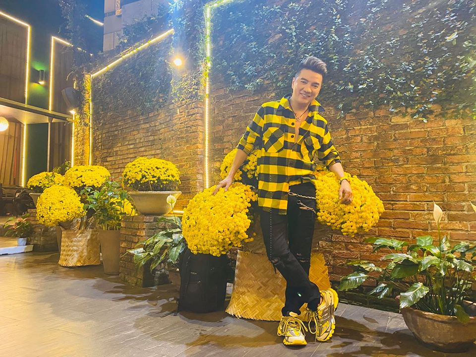 Sao Việt mùng 3 Tết: Sơn Tùng gây 'bão' mạng xã hội với 1 bức ảnh ảnh 4